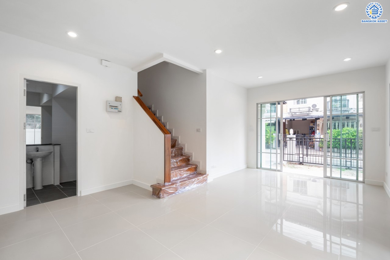 บ้านมือสองตกแต่งใหม่ ม.เดอะวิลล่า ราชพฤกษ์-ท่าอิฐ หลังมุม แบรนด์ Property Perfect โซนต้นโครงการ เดินทางสะดวก เนื้อที่ 23.9 ตร.ว. ฟังก์ชัน 3 ห้องนอน 2 ห้องน้ำ จอดรถได้ 1 คัน บนทำเลเชื่อมต่อทั้ง ถ.รัตนาธิเบศร์ และถ.ราชพฤกษ์ และเพียง 10 นาทีถึงรถไฟฟ้า "สถานีบางรักน้อยท่าอิฐ"...